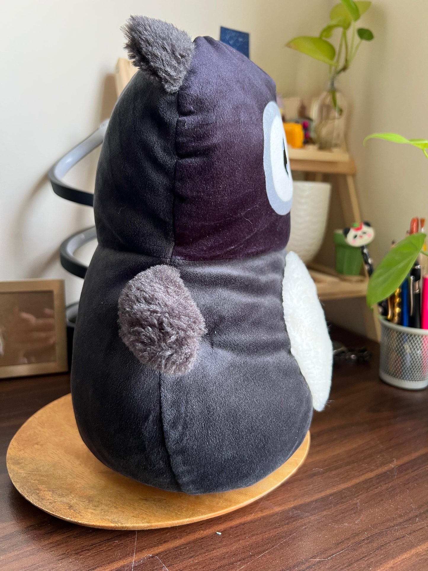 Squishees Black owl with a white, patterned belly.